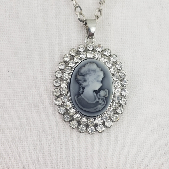 Vintage Jewelry - Vintage Rhinestone Cameo Pendant Necklace